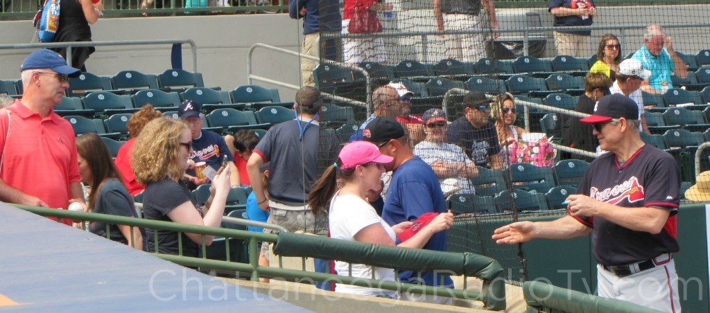 Dale Murphy signing autographs, March 2015