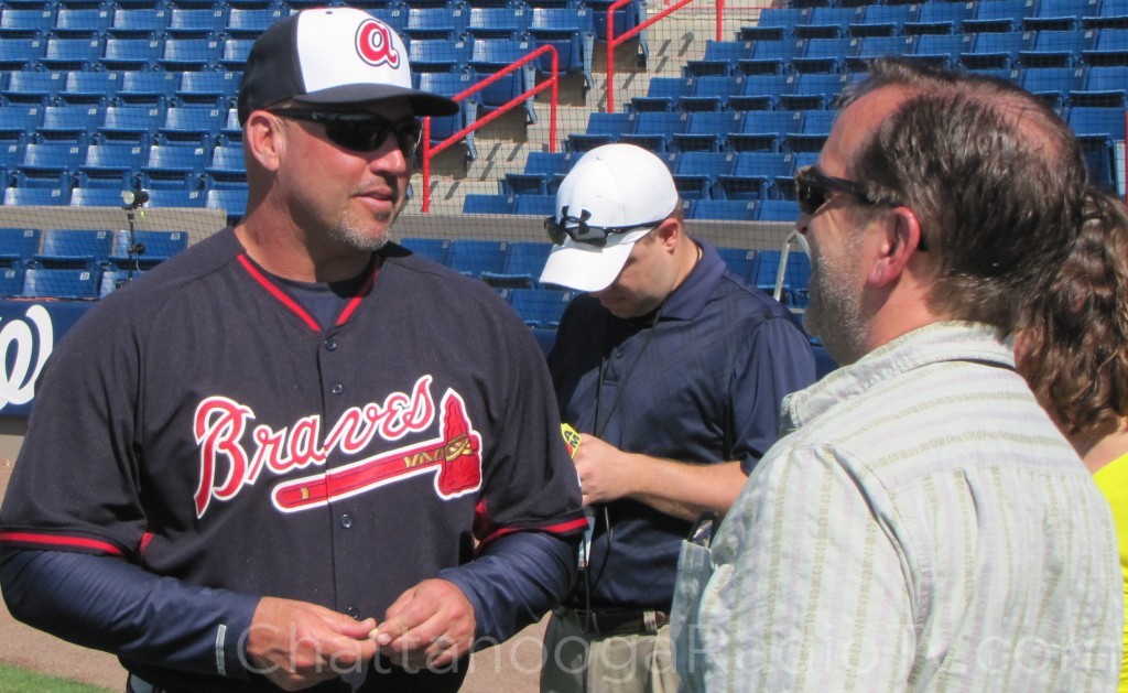 Manager Fredi Gonzalez talking with Atlanta baseball writer David O'Brien